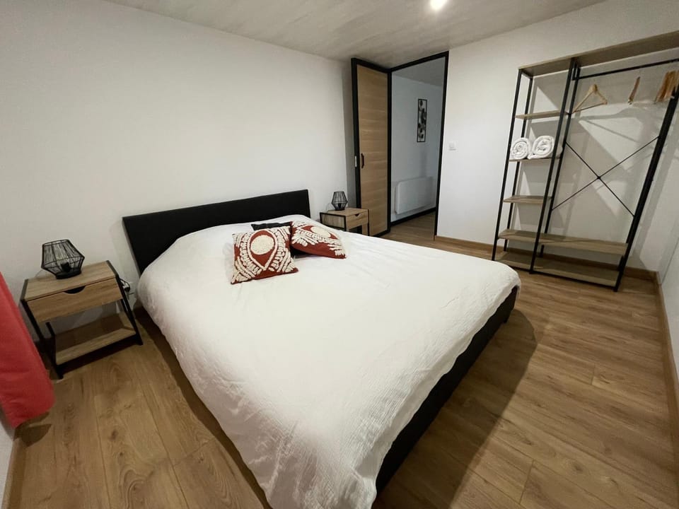 Bed, Photo of the whole room, Bedroom