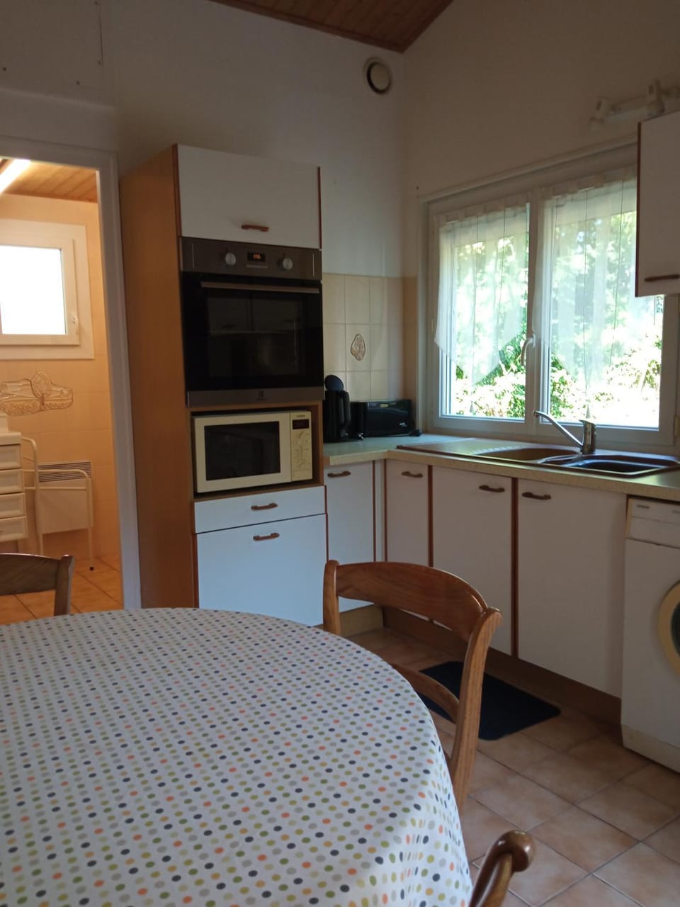 Kitchen or kitchenette, Dining area, oven