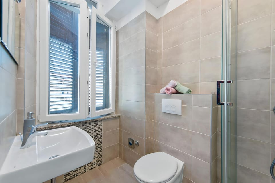 Shower, Toilet, Bathroom, towels