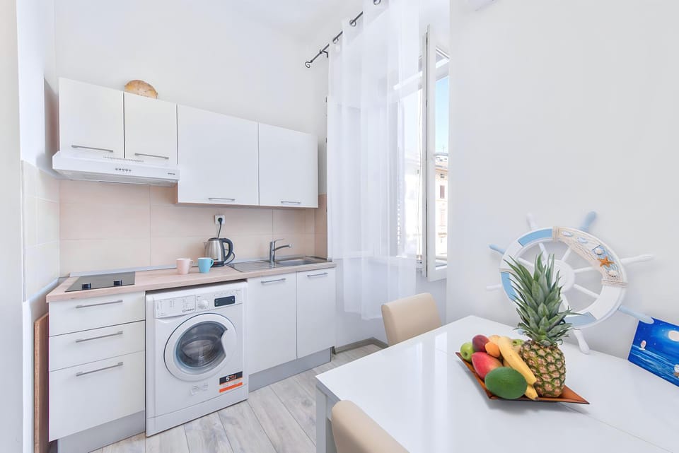 Kitchen or kitchenette, minibar, washing machine, dryer