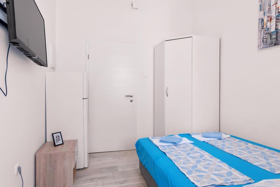 Bed, TV and multimedia, Photo of the whole room, Bedroom, wardrobe
