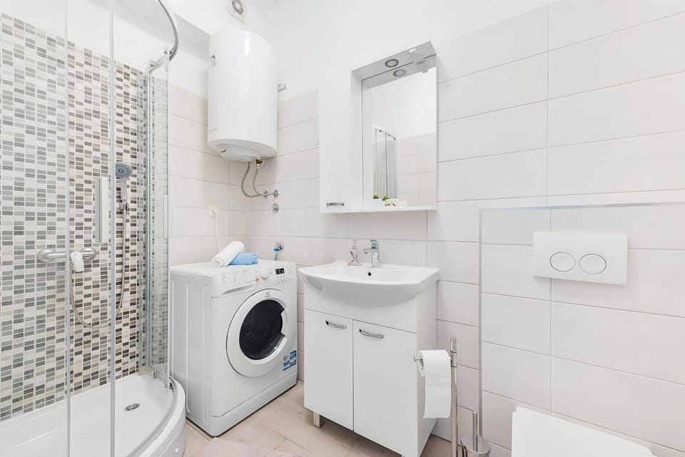 Shower, Toilet, Bathroom, towels, washing machine