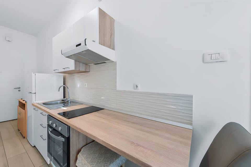Kitchen or kitchenette, Dining area, minibar, pet friendly