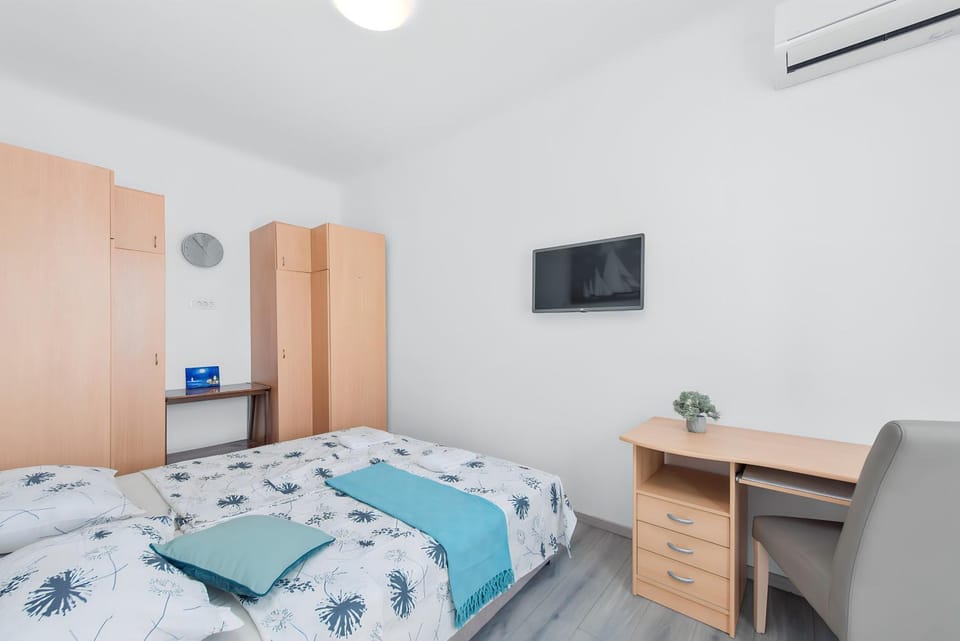 Bed, TV and multimedia, Photo of the whole room, Bedroom, hair dresser, wardrobe, air conditioner