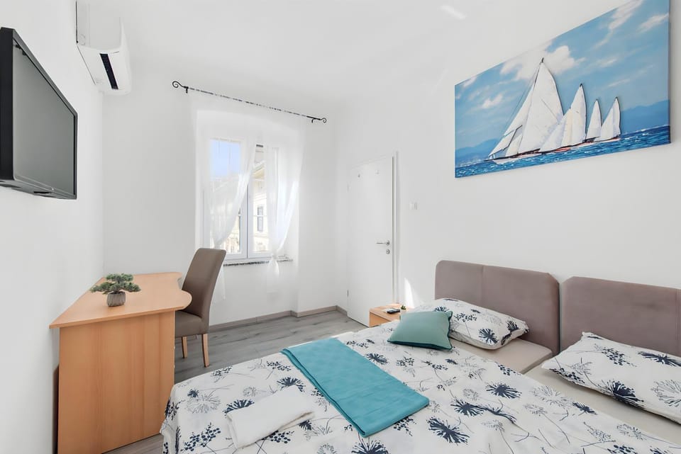 Bed, TV and multimedia, Photo of the whole room, Seating area, towels, air conditioner