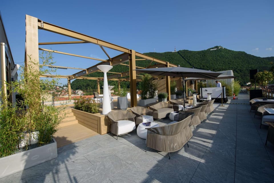 Restaurant/places to eat, Lounge or bar