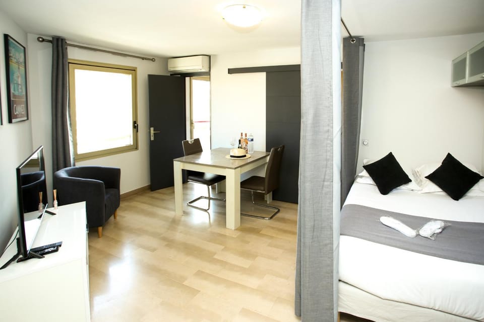 Bed, TV and multimedia, Living room, Photo of the whole room, Seating area, Dining area