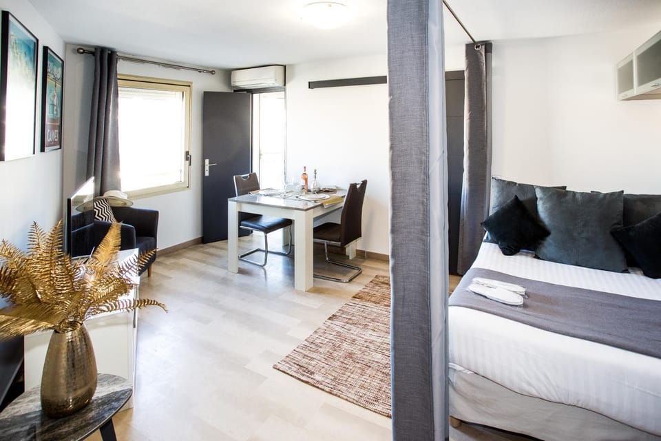 Bed, Living room, Seating area, Dining area