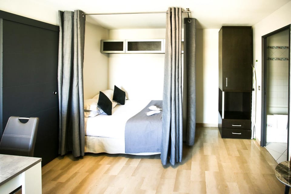 Bed, Photo of the whole room, air conditioner