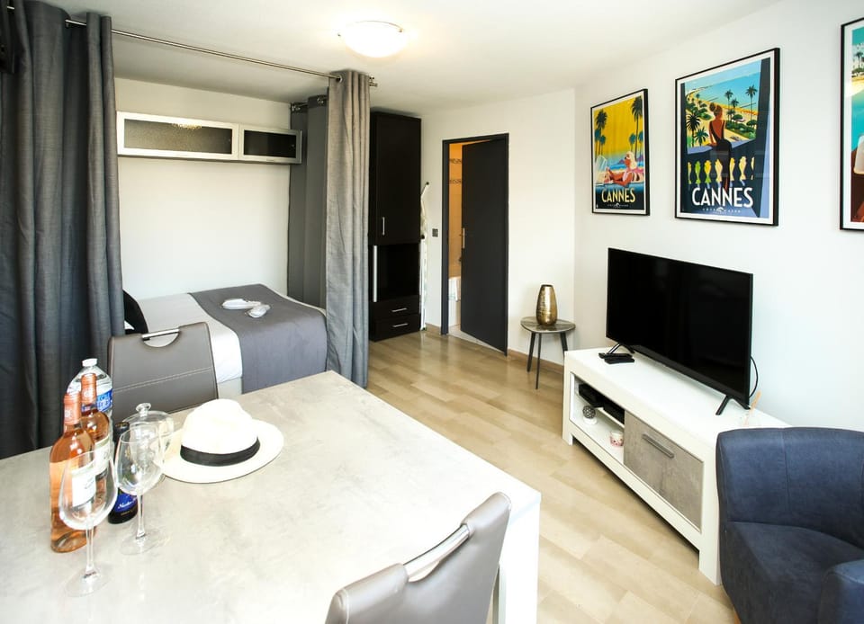 TV and multimedia, Living room, Seating area, Dining area, air conditioner