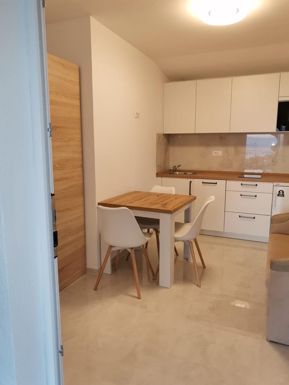 Kitchen or kitchenette, Dining area, minibar, stove