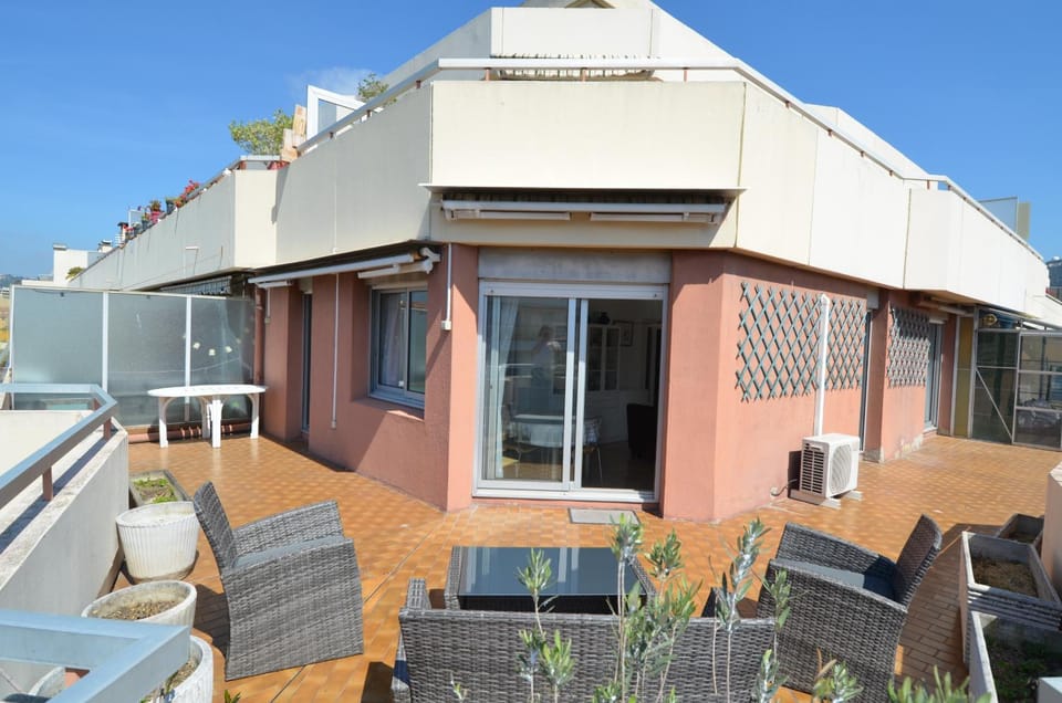 HELIANTHE - Superbe appartement avec terrasse vue mer et Château au Port de Nice Apartment in Nice
