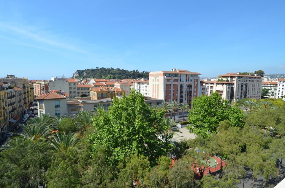 HELIANTHE - Superbe appartement avec terrasse vue mer et Château au Port de Nice Apartment in Nice