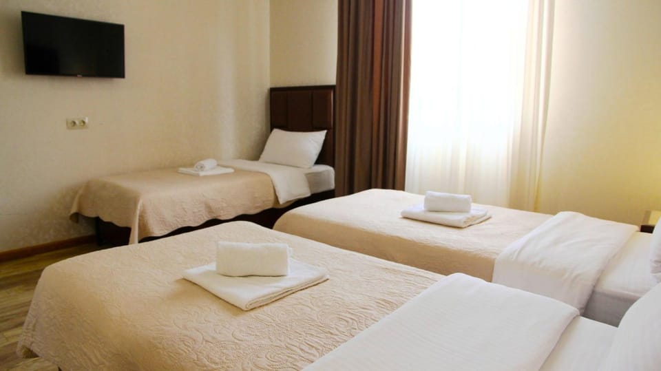 Bed, TV and multimedia, Photo of the whole room, Bedroom, towels