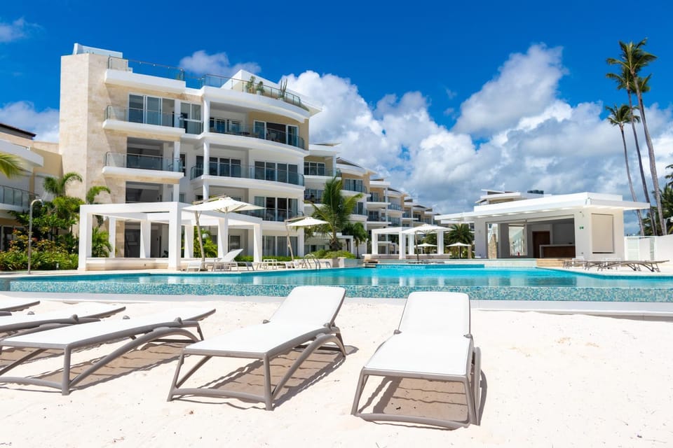 Property building, Pool view, Swimming pool, sunbed