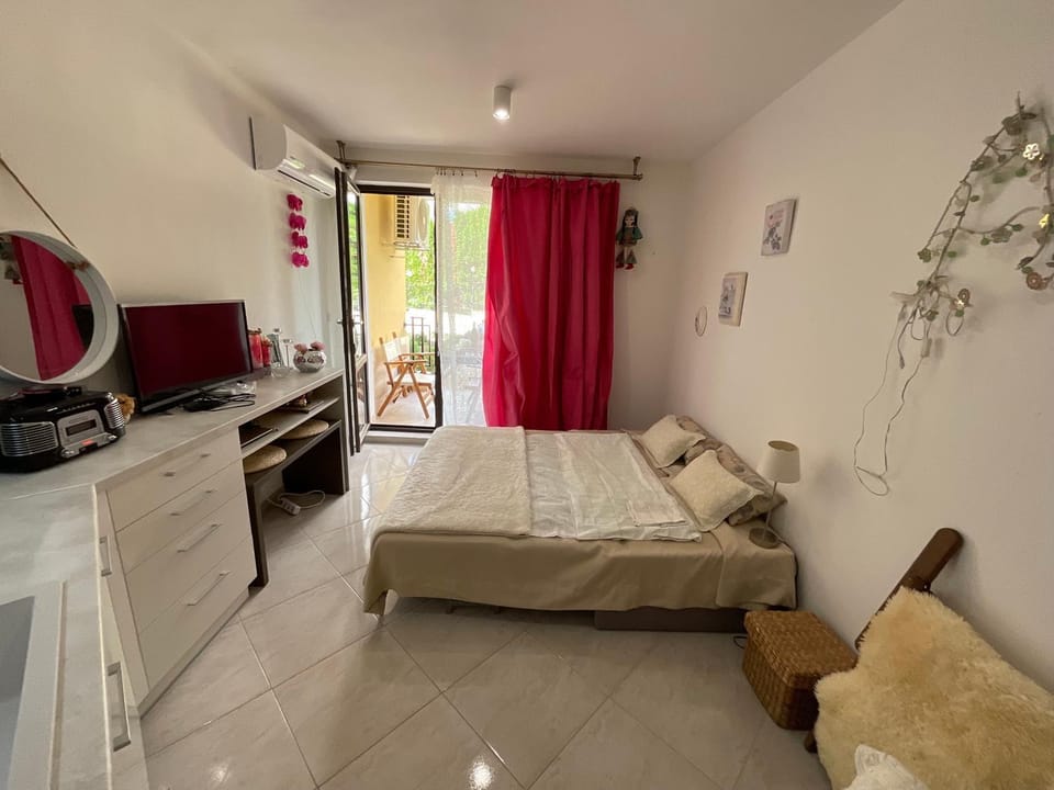 Bed, TV and multimedia, Kitchen or kitchenette, Living room, Photo of the whole room, Seating area, Bedroom, pet friendly, stove