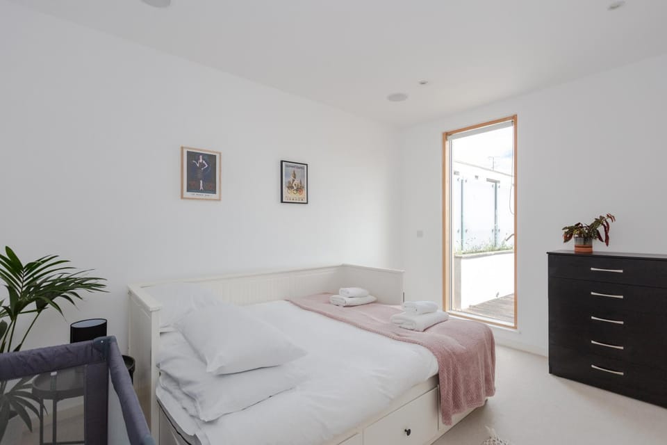 Gorgeous 2 Bedroom Apartment Near Clapham Common House in London