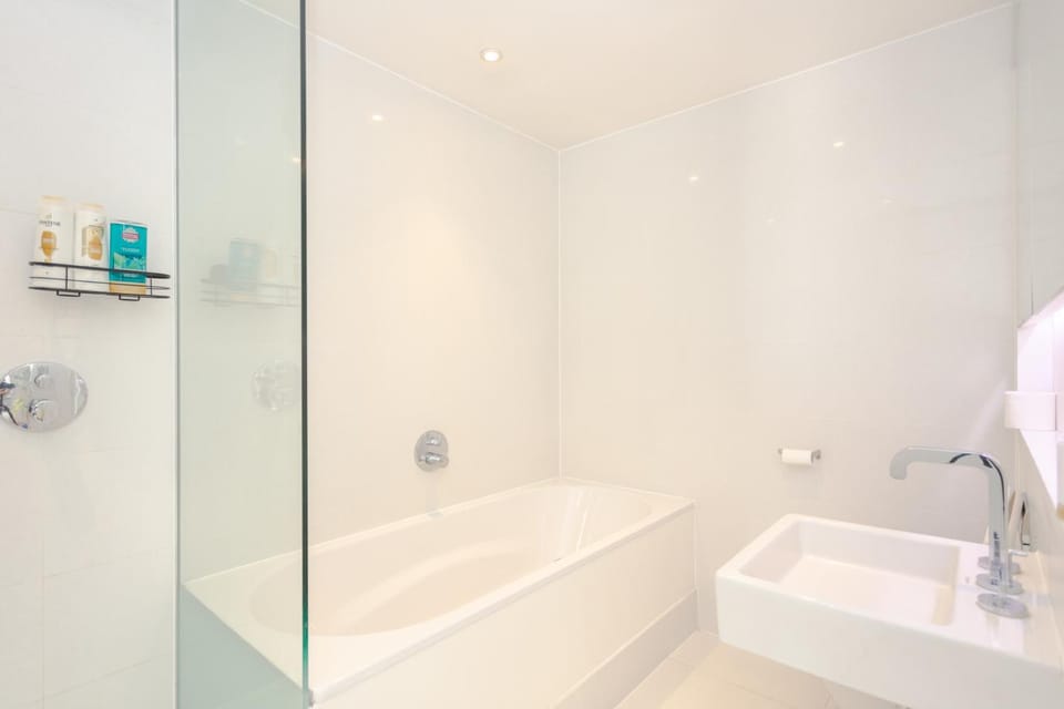 Gorgeous 2 Bedroom Apartment Near Clapham Common House in London