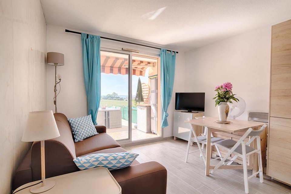 Beautiful Studio With Terrace Near The Sea! Apartment in Hyères