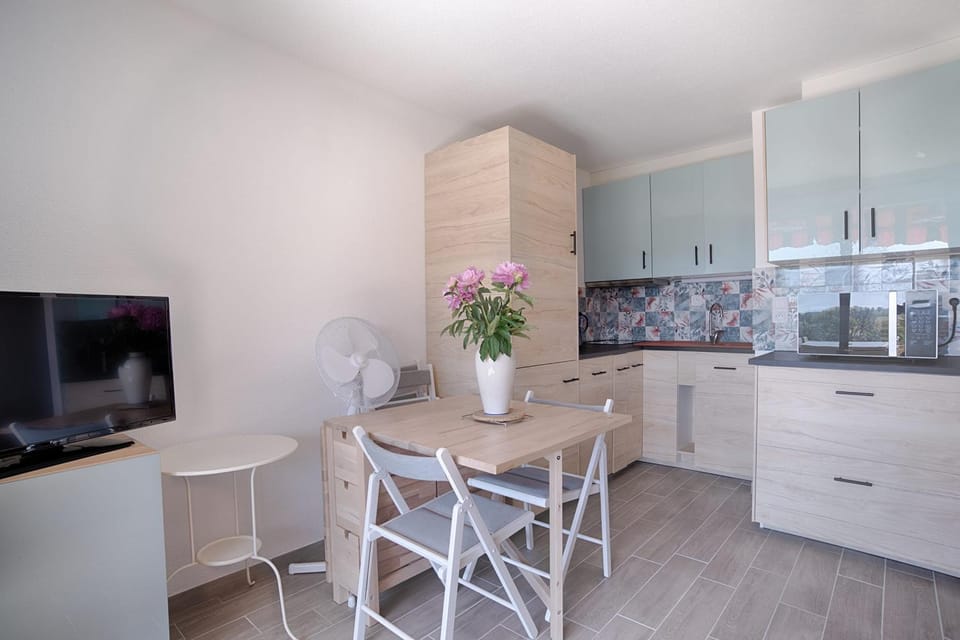 Beautiful Studio With Terrace Near The Sea! Apartment in Hyères