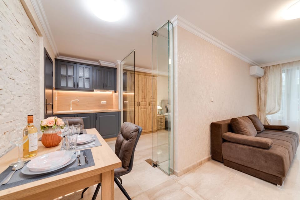 Seating area, Dining area