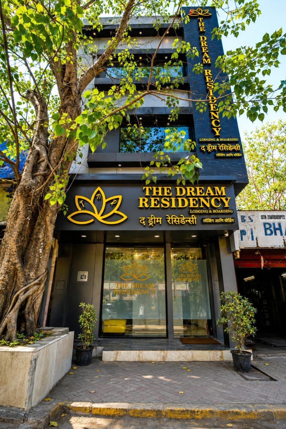 Facade/entrance