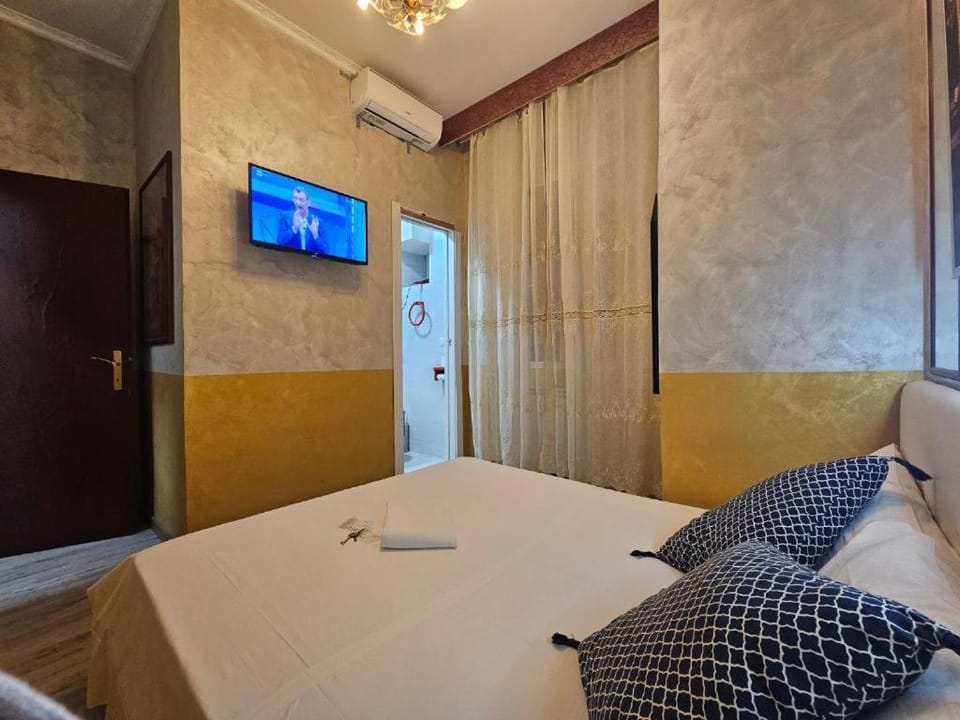 Bed, TV and multimedia, Photo of the whole room, Bedroom