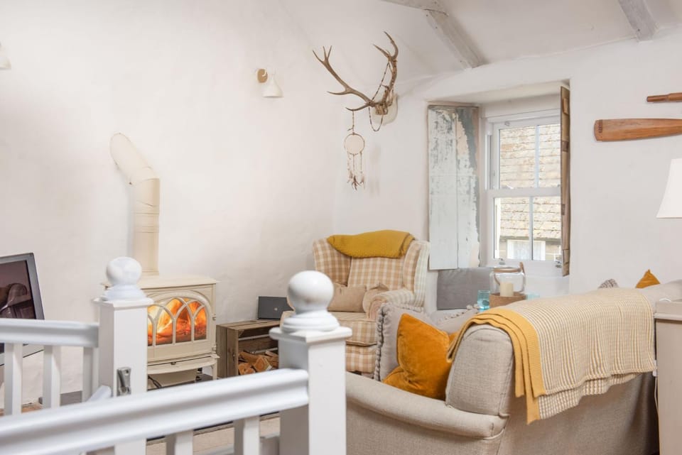 Living room, Seating area, fireplace