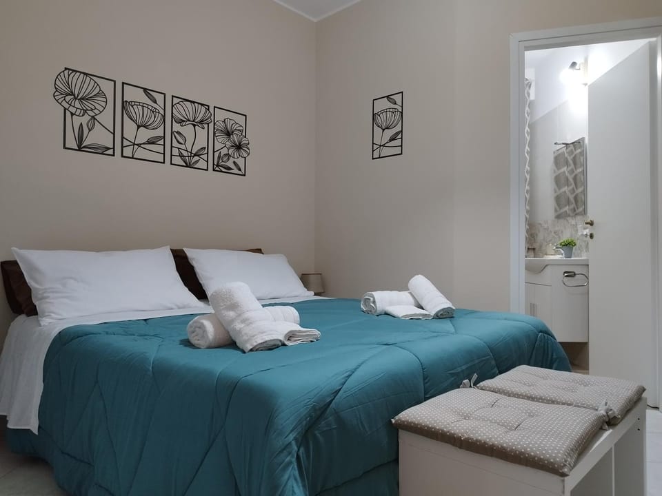 Bed, Photo of the whole room, Bedroom, towels
