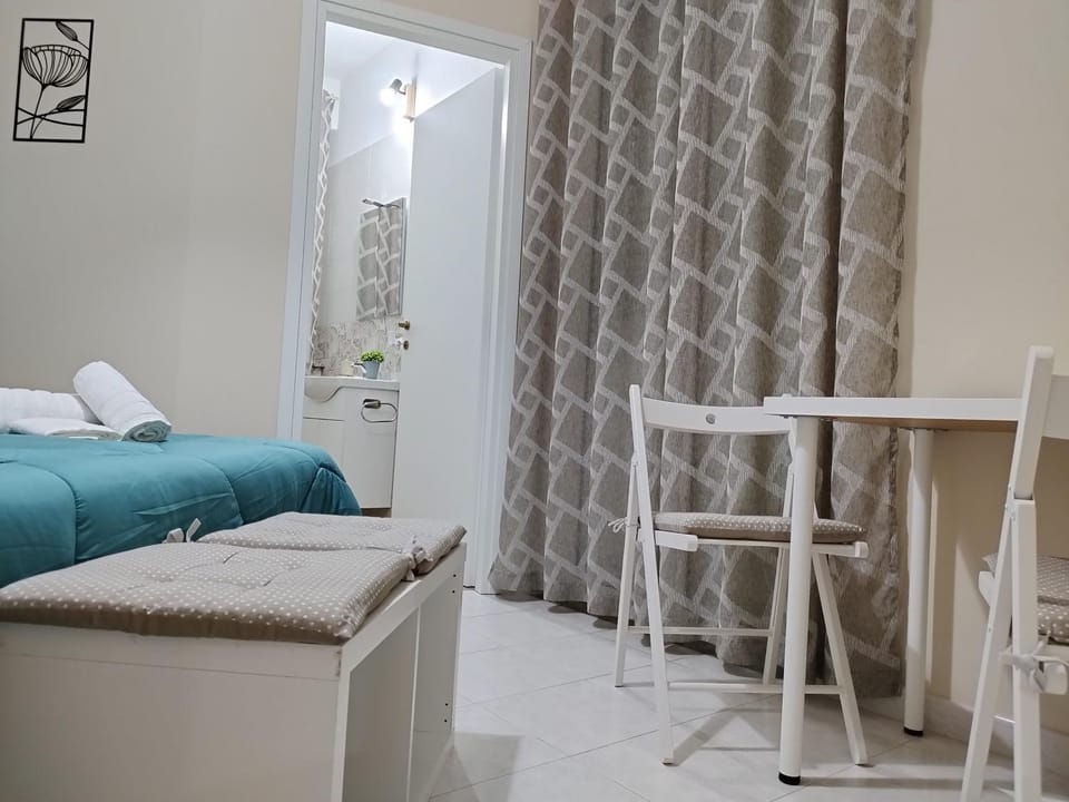 Bedroom, Breakfast