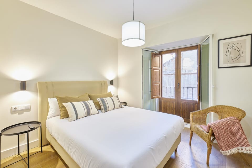 Photo of the whole room, Bedroom