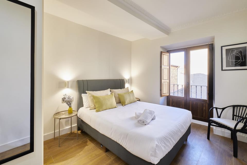 Bed, Photo of the whole room, Bedroom