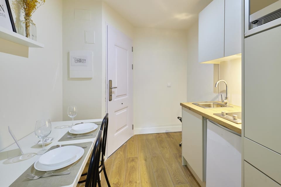 Kitchen or kitchenette, Dining area