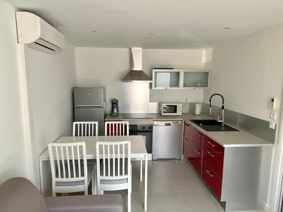 Kitchen or kitchenette, Dining area, stove, kitchen, air conditioner
