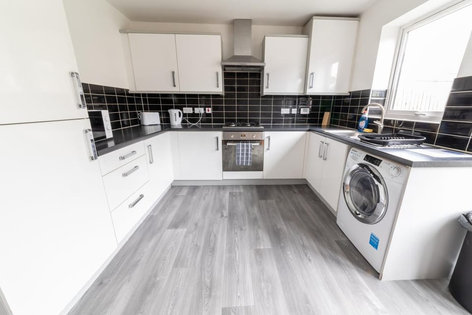 Kitchen or kitchenette, dishwasher, minibar, stove, washing machine