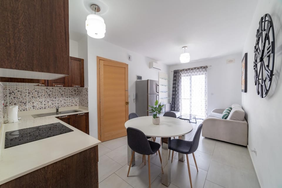 Kitchen or kitchenette, Seating area, Dining area, minibar