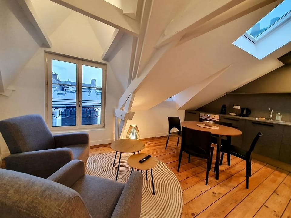 Living room, Seating area, Dining area, City view, Landmark view, Meals