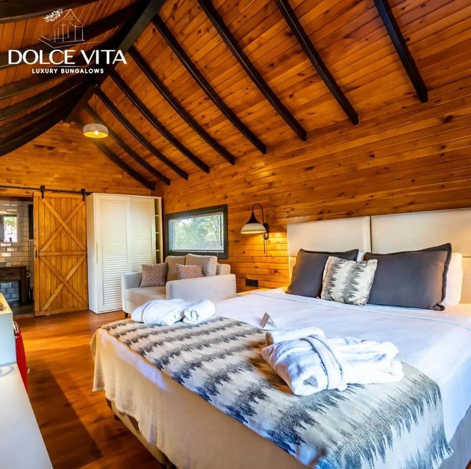 Property building, Bed, TV and multimedia, Photo of the whole room, Bedroom, safe, towels