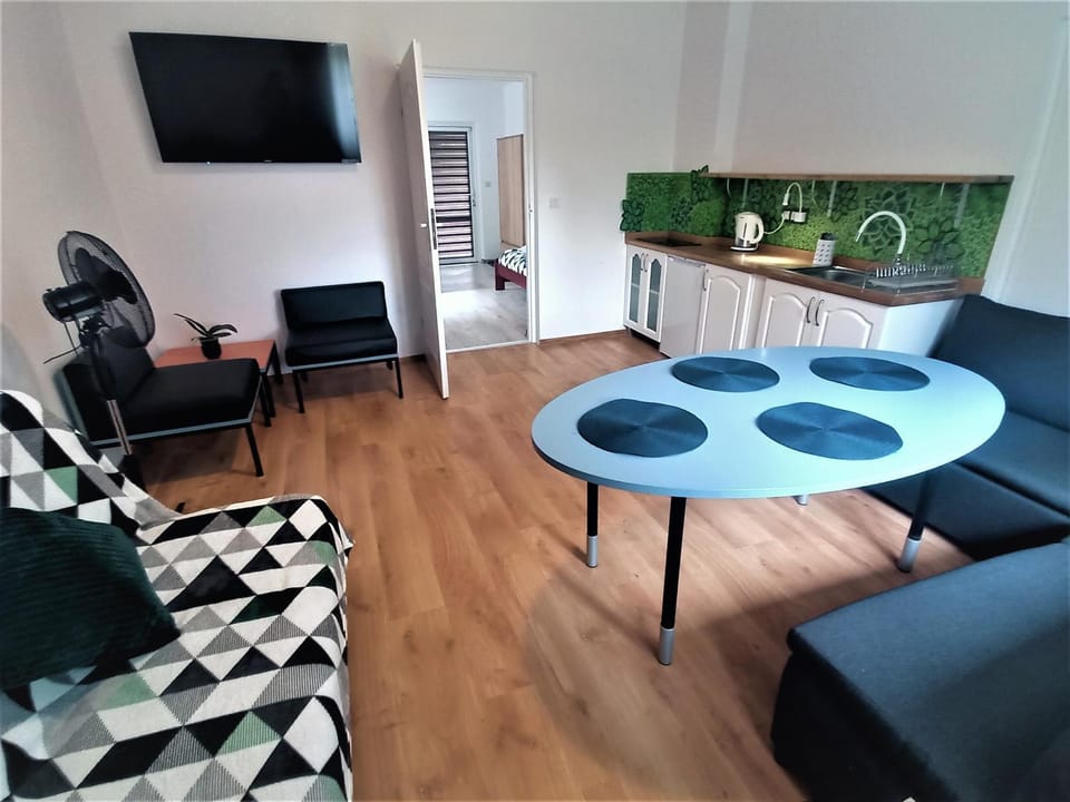 Kitchen or kitchenette, Living room, Seating area, Dining area