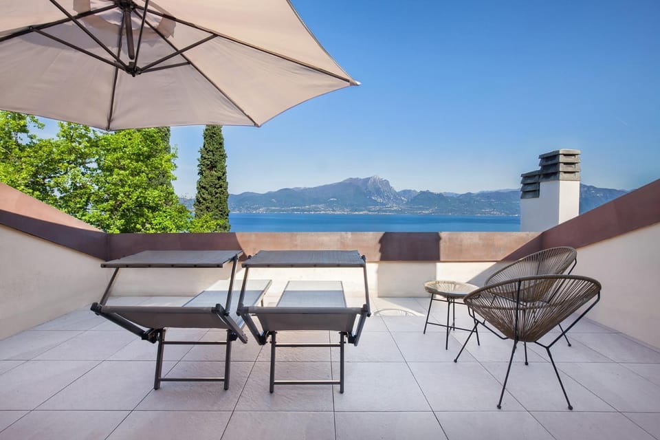 Property building, Balcony/Terrace, Living room