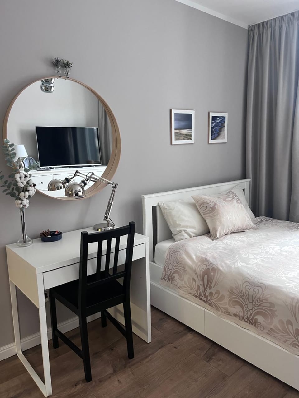 Bed, TV and multimedia, Photo of the whole room, Bedroom