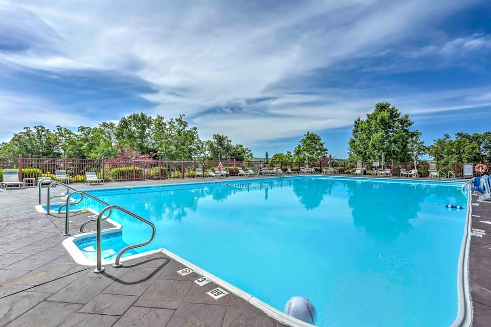 6 Mi to Branson Strip! Dog-Friendly Golf Condo House in Ozark Mountains