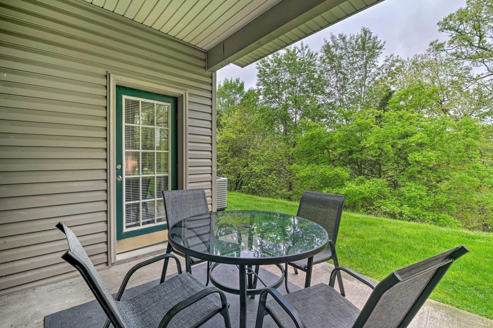 6 Mi to Branson Strip! Dog-Friendly Golf Condo House in Ozark Mountains