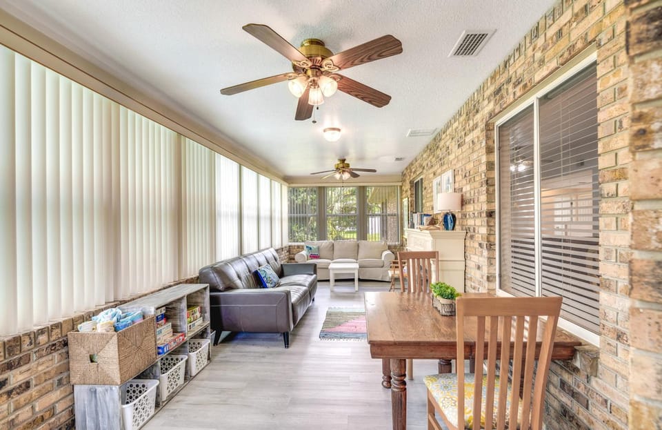 Heated Pool & 4-in-1 Grill: Spring Hill Haven! House in Spring Hill