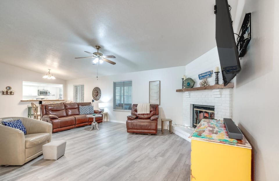 Heated Pool & 4-in-1 Grill: Spring Hill Haven! House in Spring Hill