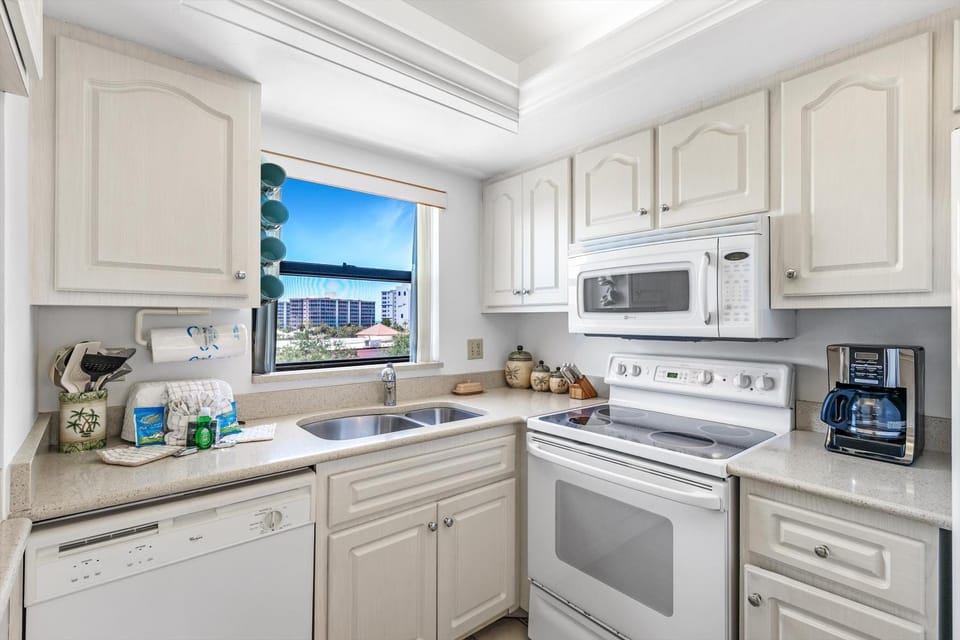Kitchen or kitchenette, City view, microwave, oven, stove