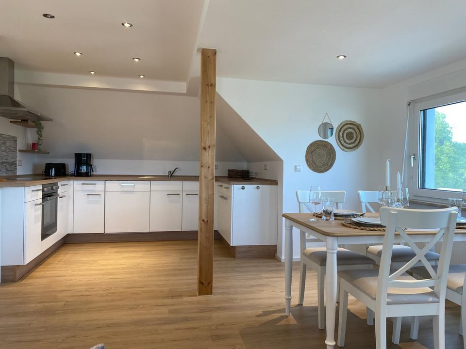 Kitchen or kitchenette, Dining area
