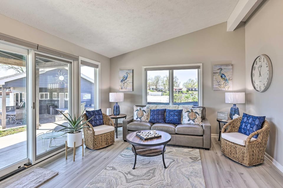 Lakefront Bellevue Home: Private Beach & Fire Pit! House in Iowa