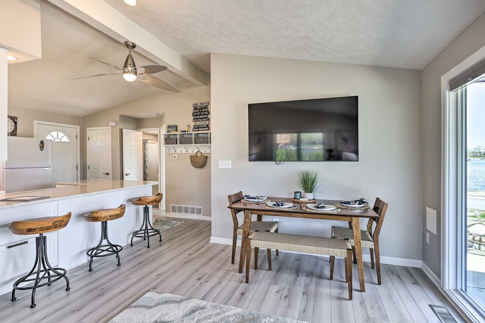 Lakefront Bellevue Home: Private Beach & Fire Pit! House in Iowa