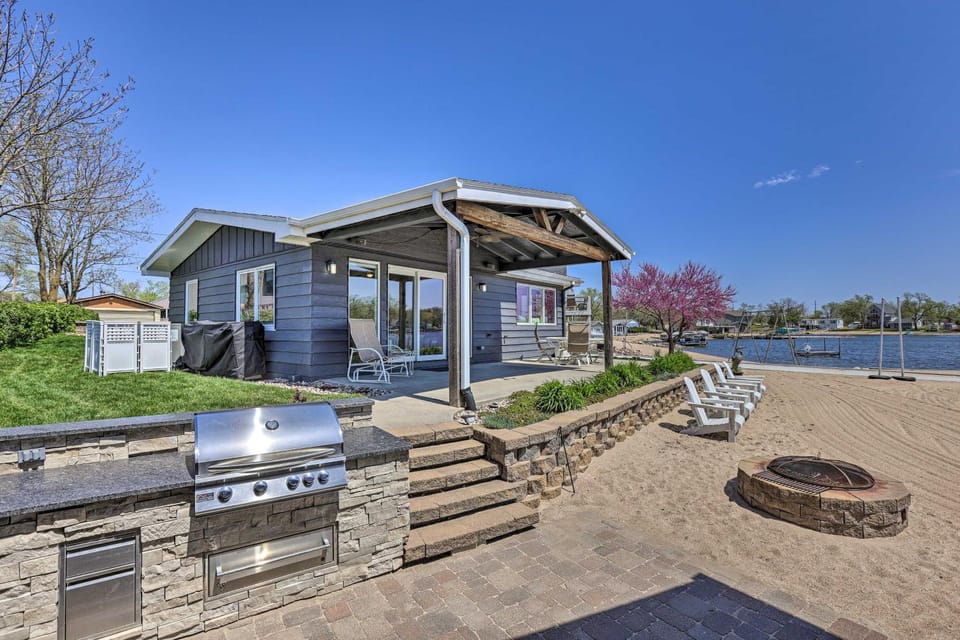Lakefront Bellevue Home: Private Beach & Fire Pit! House in Iowa